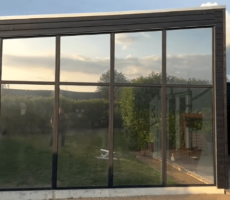Stort glasparti med solfilm