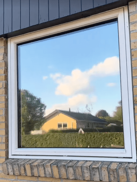 Vindue med solfilm og udsigt