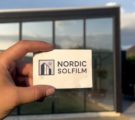Nordic Solfilm visitkort foran glasparti