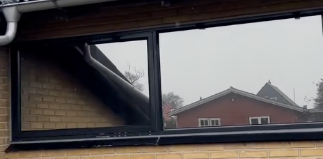 Mørkt vindue med solfilm